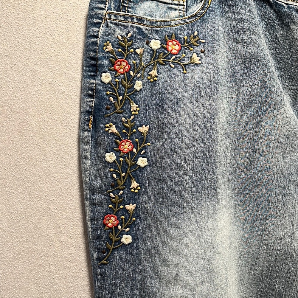 Floral Embroidered Skinny Jeans by Avenue Denim in size 24 Average